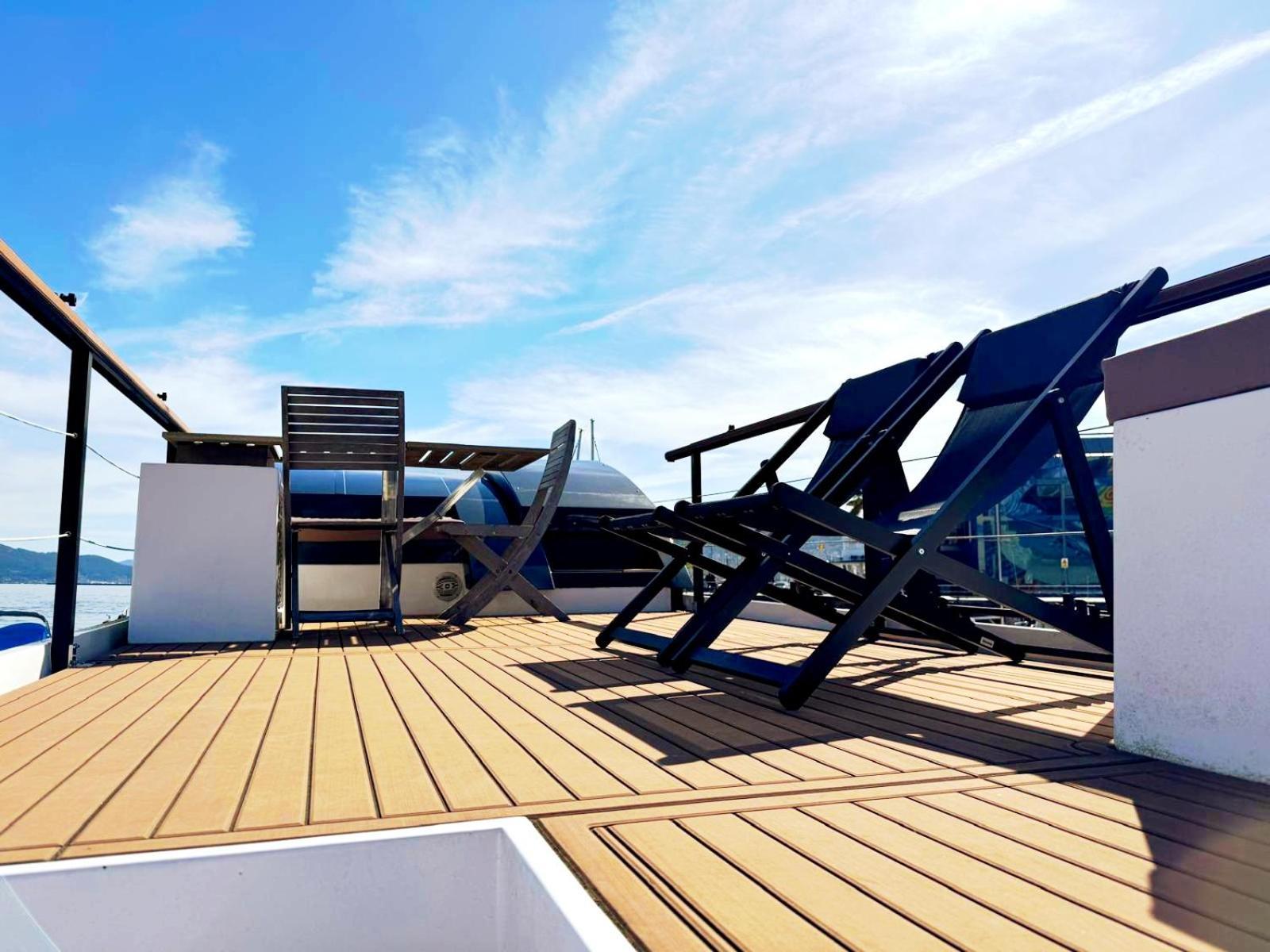 Casa Flotante En El Puerto De Vigo - Different Charter Hotel Exterior photo